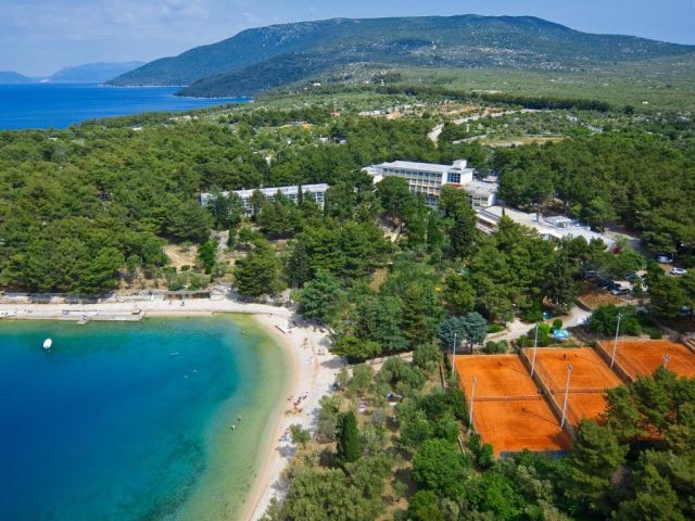Hotel Kimen. Ottima posizione, immerso nella pineta e direttamente sulla spiaggia e al tempo stesso vicino al paese di Cres con una piacevole passeggiata sul lungomare.
