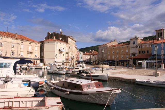 La città di Cres (Cherso) si affolla intorno alla baia di Cres, nella verdeggiante metà settentrionale dell'isola