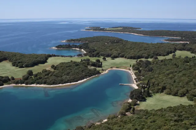 Una presentazione delle diverse escursioni guidate disponibili nelle Isole Brioni, tra cui visite alle antiche rovine, passeggiate in bicicletta e gite in barca.